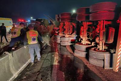Fotos e vídeo: acidente com carga de toras bloqueia BR-101 no Sul de SC