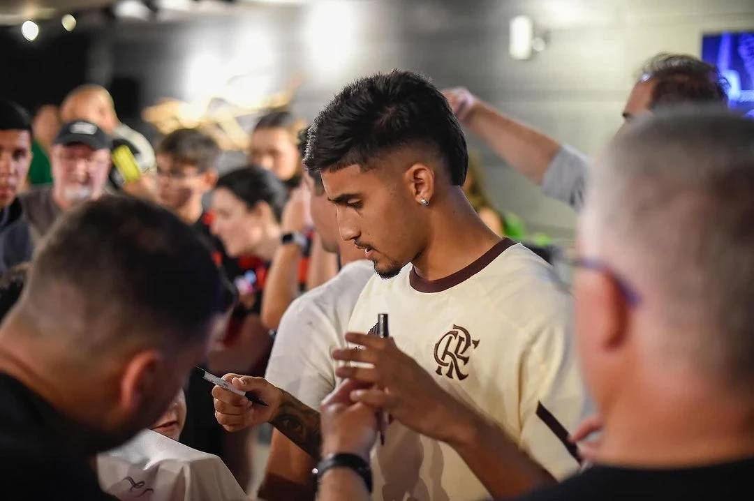 Torcida rubro-negra faz recepção ao Flamengo em Criciúma e canta: 'O Fluminense vai pagar a Série B' — foto 1