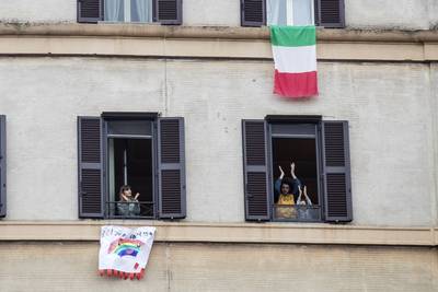 Italianos cantam para animar o país