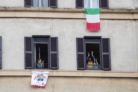 Italianos cantam para animar o país