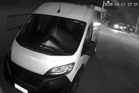 Vídeo: motociclista tem frente cortada por carro e fica gravemente ferido em acidente
