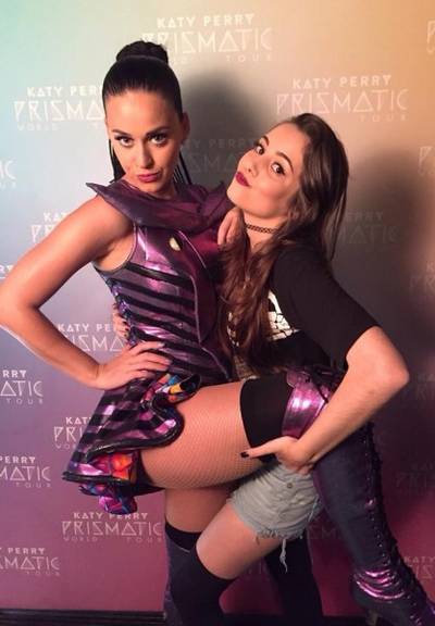 Jovem de Siderópolis entrega desenho a Katy Perry