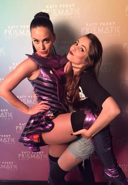 Jovem de Siderópolis entrega desenho a Katy Perry