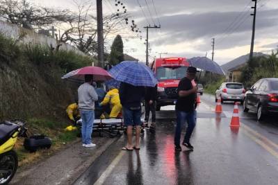 Colisão entre carro e motocicleta deixa homem ferido na SC-437