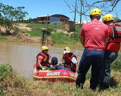 Motorista é resgatado com uso de bote inflável após carro ficar preso em via alagada em Tubarão