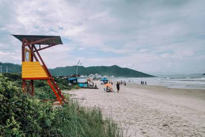 Temporada de verão: gasto médio dos turistas cai 16,4% em 2026 no litoral catarinense