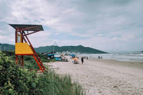 Temporada de verão: gasto médio dos turistas cai 16,4% em 2026 no litoral catarinense