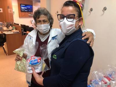 Pacientes do setor de hemodiálise do HSJ recebem bolsas térmicas