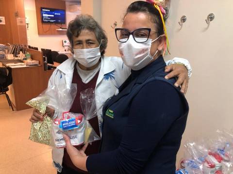 Pacientes do setor de hemodiálise do HSJ recebem bolsas térmicas