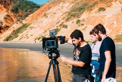 Primeiro trailer de projeto Mariela Vai à Praia é lançado 