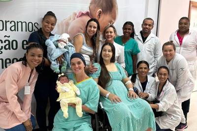 Irmãs ganham bebês com 23 minutos de diferença em hospital de Criciúma