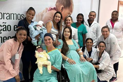 Irmãs ganham bebês com 23 minutos de diferença em hospital de Criciúma