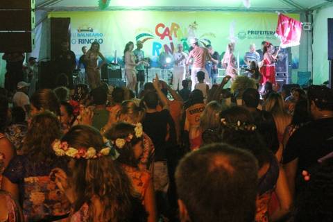 Bloco e trio elétrico fazem a folia da segunda noite no CarnaRincão