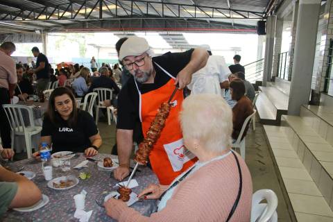 Bairro da Juventude promove almoço beneficente com chefs voluntários em Criciúma