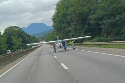 Avião sofre pane no motor e faz pouso na BR-101