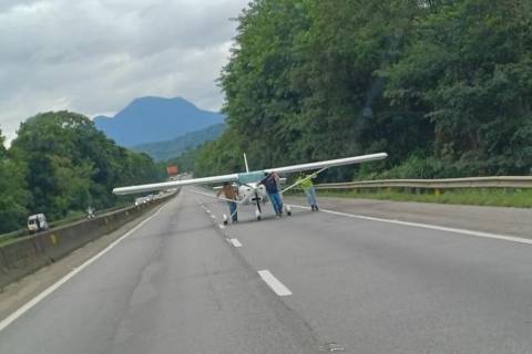 Avião sofre pane no motor e faz pouso na BR-101