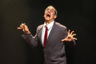 Ator Mateus Solano apresenta espetáculo no Teatro Elias Angeloni