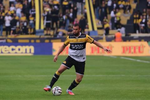 Luciano Castán celebra fase da defesa e projeta duelo do Criciúma contra o Athletic