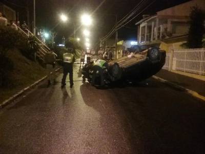 Motorista capota, foge e abandona carro de cabeça para baixo em via pública