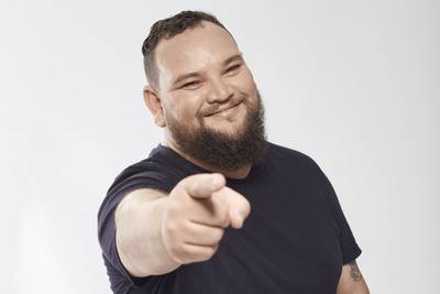 Humorista Rafael Aragão apresenta show de stand-up no Teatro Elias Angeloni em Criciúma