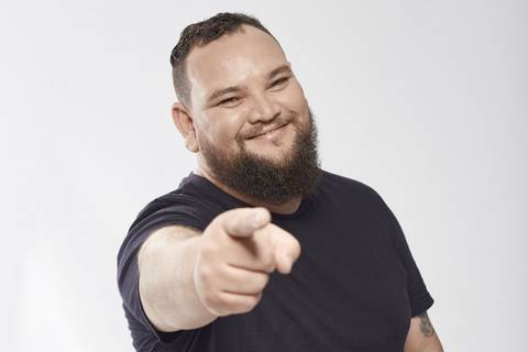 Humorista Rafael Aragão apresenta show de stand-up no Teatro Elias Angeloni em Criciúma