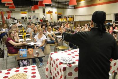 Curso de culinária reúne mais de 30 alunos no Bistek Supermercados 
