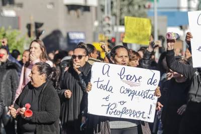 Fotos e vídeos: professores da Afasc entram em greve em Criciúma