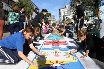 Fiéis decoram ruas e praças de Criciúma e região com tapetes para celebrar feriado de Corpus Christi