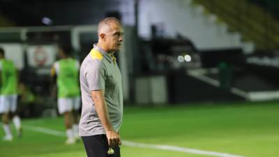 Com Criciúma nas quartas, Eduardo Baptista mira liderança na classificação geral