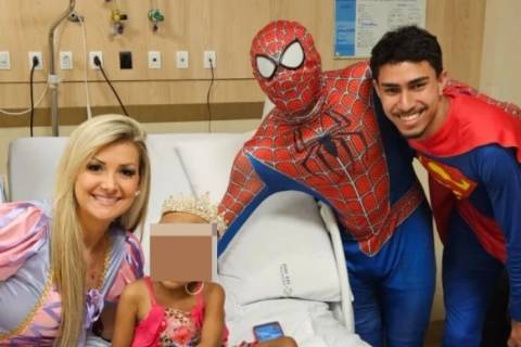 Vestidos de personagens infantis, voluntários levam alegria a pacientes em hospitais de Criciúma