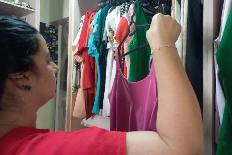 Com roupas de até R$ 20, brechó arrecada recursos para exames médicos em Balneário Rincão