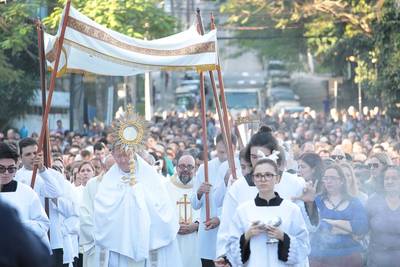 Solenidade de Corpus Christi reúne milhares de fiéis