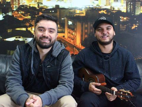 Bruninho e Shipe lançam nova música ‘Coca Cola de Garrafa’ 
