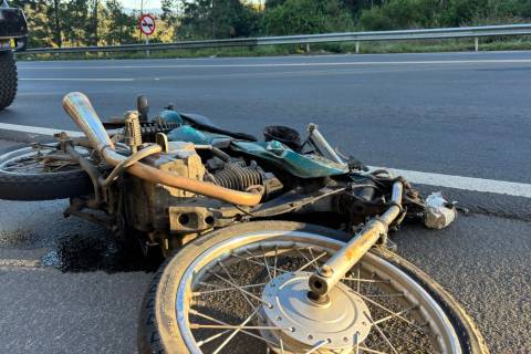 Fotos: motociclista morre após colidir contra carga de caminhão em Criciúma