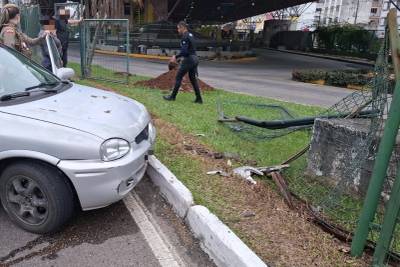 Veículo colide em gradil do Terminal Central de Criciúma