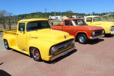 Carros antigos em destaque no Parque das Nações