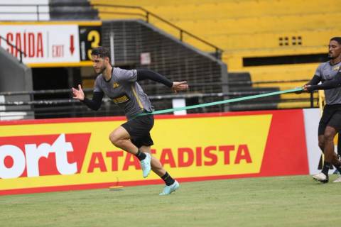Sem jogar desde novembro, Fellipe Mateus é reintegrado aos treinos coletivos