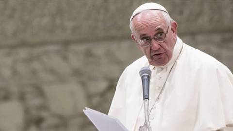 Papa cita países em crise e pede esforços em mensagem no Domingo de Páscoa