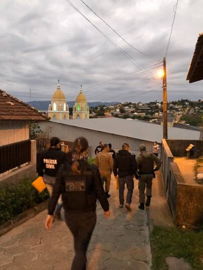Polícia Civil deflagra operação contra tráfico de drogas e três pessoas são presas em imaruí 