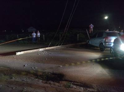 Motorista colide em poste de energia em Tubarão
