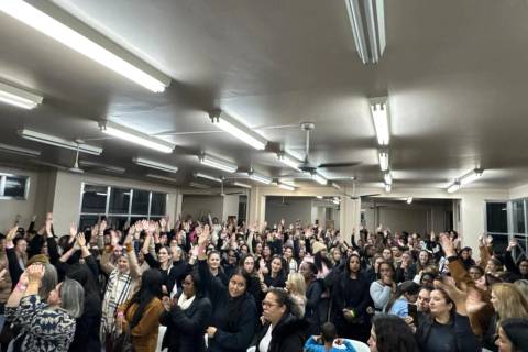 Mais de 350 professoras aceitaram proposta da Afasc; veja momento da votação