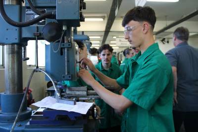 Cursos técnicos noturnos do Colégio Satc estão com matrículas abertas