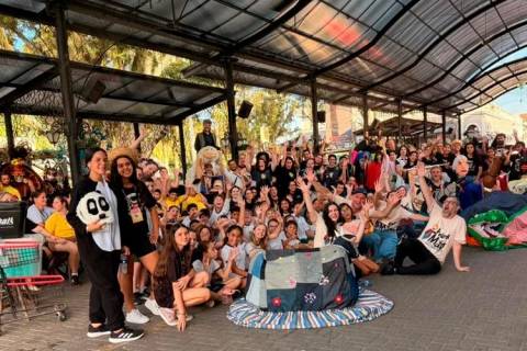 Cortejo com bonecos transforma Nova Veneza em um grande palco para o Festival AnimaMão