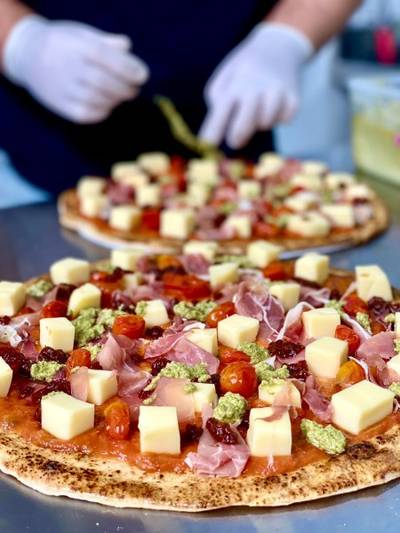 Novidade em Criciúma, O Artesão produz pizzas frescas para serem assadas em casa