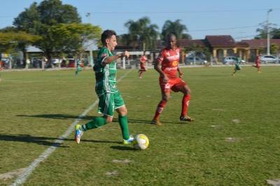 Caravaggio vence e lidera competição