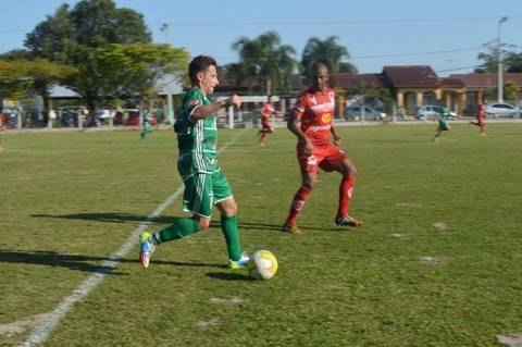 Caravaggio vence e lidera competição