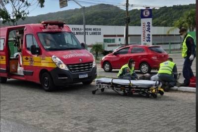 Homem fica ferido após colisão entre carro e motocicleta
