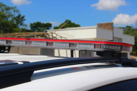 Idoso arremessa pedras e tijolos na casa do vizinho em Criciúma