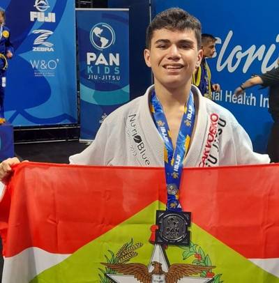 Com 15 anos, atleta de Criciúma conquista medalha de prata em campeonato de Jiu-jítsu em Orlando 
