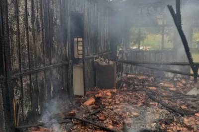 Incêndio destrói casa e atinge residência vizinha em Içara